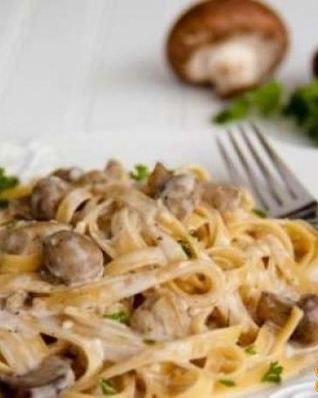 Паста с курицей и грибами в сливочном соусе