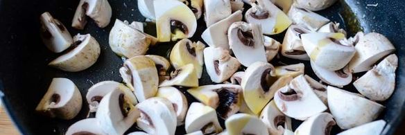 паста с курицей и грибами в сливочном соусе