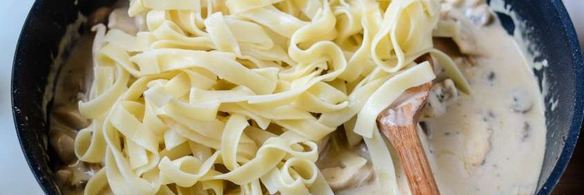 паста с курицей и грибами в сливочном соусе