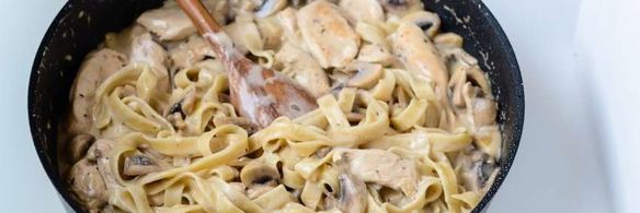 паста с курицей и грибами в сливочном соусе