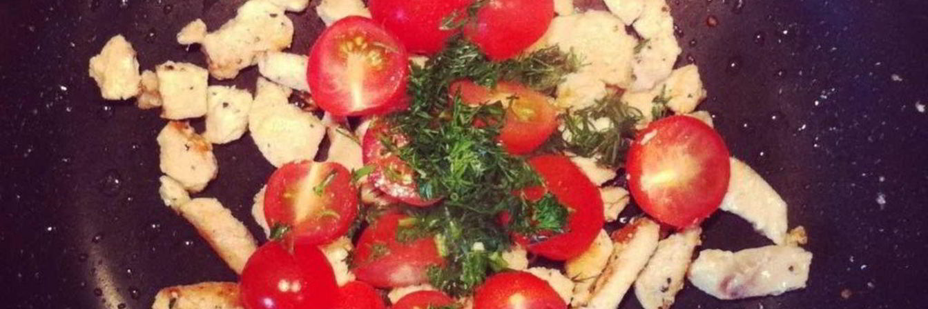 Паста с курицей, помидорами и авокадо