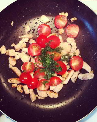 Паста с курицей, помидорами и авокадо