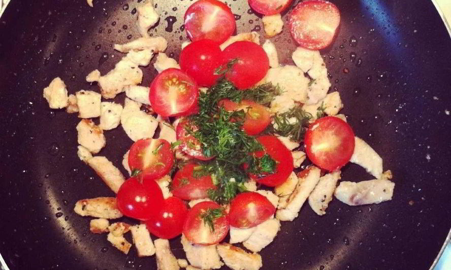 Рецепт пасты с курицей, помидорами и авокадо