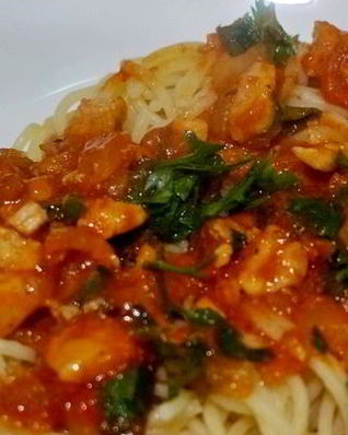 Паста с курицей в томатном соусе