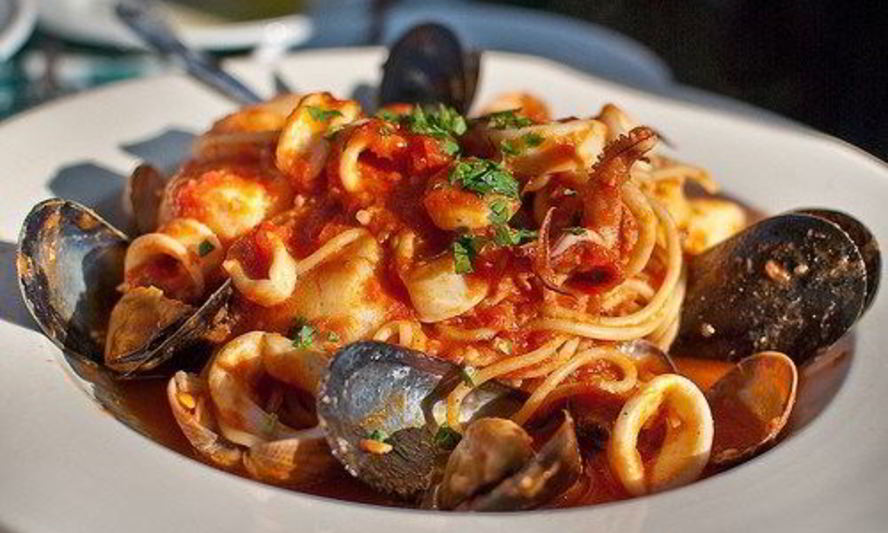 Рецепт пасты с морепродуктами, зеленью и чесноком в томатном соусе