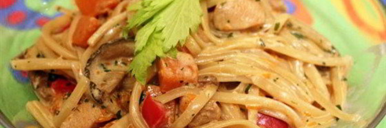 Паста с помидорами и курицей