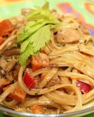 Паста с помидорами и курицей