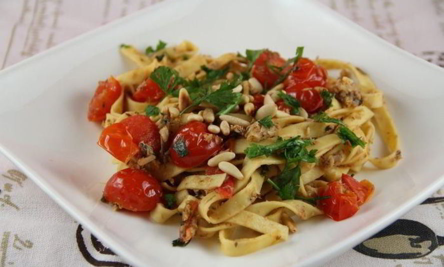 Рецепт пасты с сардинами, помидорами черри и кедровыми орешками