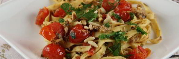 паста с сардинами, помидорами черри и кедровыми орешками