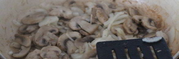 паста с сливочно-грибным соусом и плавленным сыром