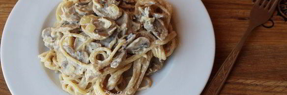 паста с сливочно-грибным соусом и плавленным сыром