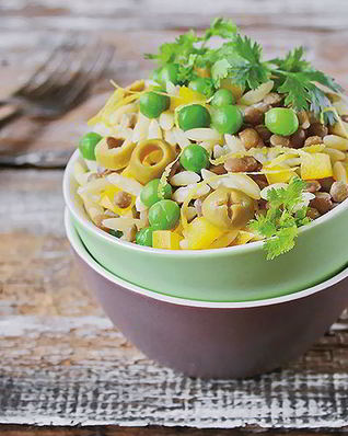 Паста с зеленой чечевицей, оливками и лимоном