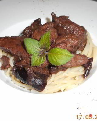 Паста со свининой и черносливом под винным соусом