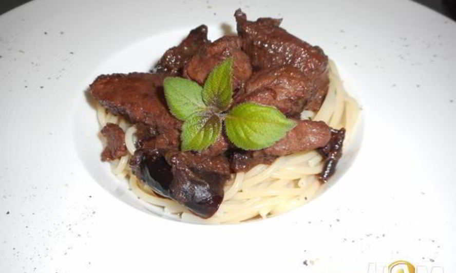 Рецепт пасты со свининой и черносливом под винным соусом