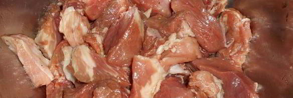 паста со свининой и черносливом под винным соусом