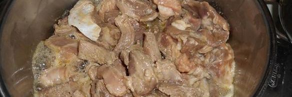 паста со свининой и черносливом под винным соусом