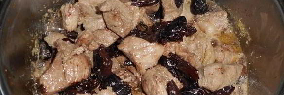 паста со свининой и черносливом под винным соусом