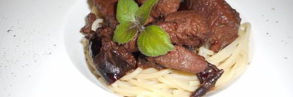 паста со свининой и черносливом под винным соусом