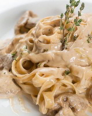 Паста тальятелле с соусом из грибов и курицы