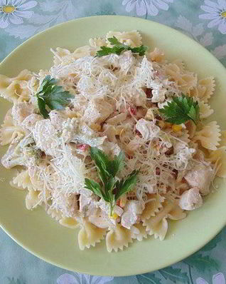 Паста в сливочном соусе с овощами