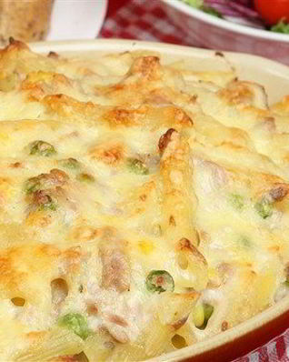 Пенне, запеченные с пармезаном, сливками и прошутто