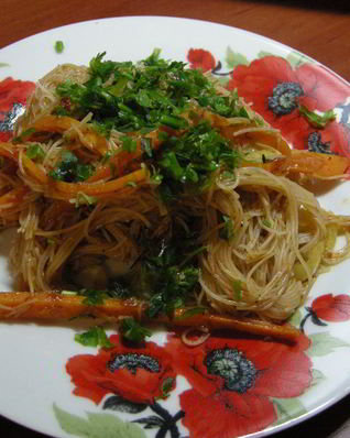 Рисовая лапша, обжаренная с овощами