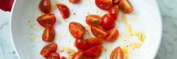 спагетти с беконом, томатами и яйцом-пашот