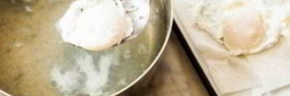 спагетти с беконом, томатами и яйцом-пашот