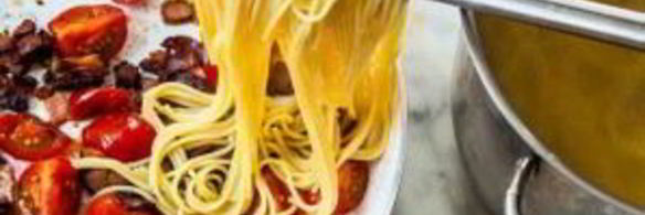 спагетти с беконом, томатами и яйцом-пашот