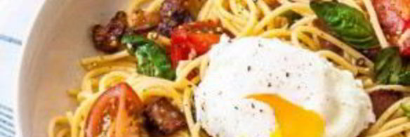 спагетти с беконом, томатами и яйцом-пашот