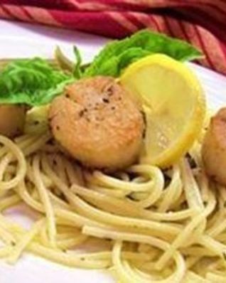 Спагетти с гребешками и листовой свеклой мангольд