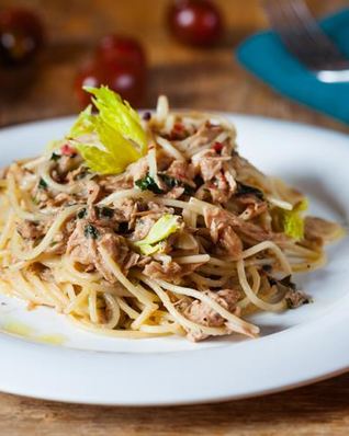 Спагетти с консервированным тунцом и травами