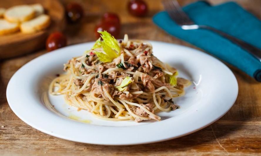 Рецепт спагетти с консервированным тунцом и травами