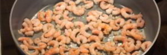 спагетти с креветками и помидорами