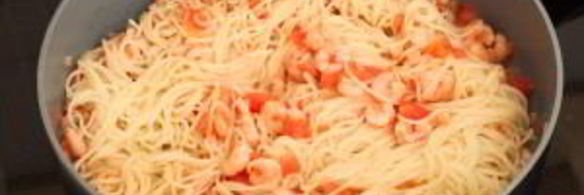 спагетти с креветками и помидорами
