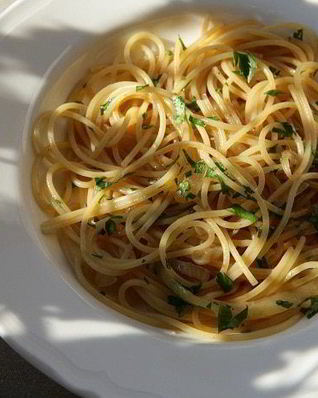 Спагетти с луком и анчоусами