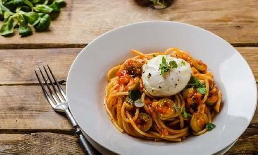 Рецепт спагетти с томатно-овощным соусом и яйцом