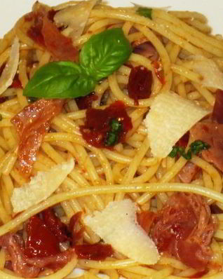 Спагетти с вялеными помидорами и окороком