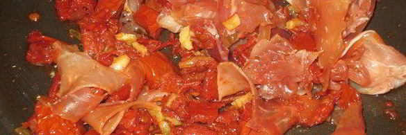 спагетти с вялеными помидорами и окороком