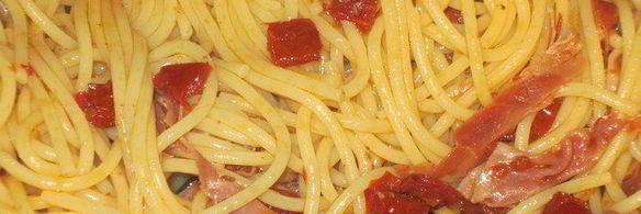 спагетти с вялеными помидорами и окороком