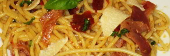 спагетти с вялеными помидорами и окороком