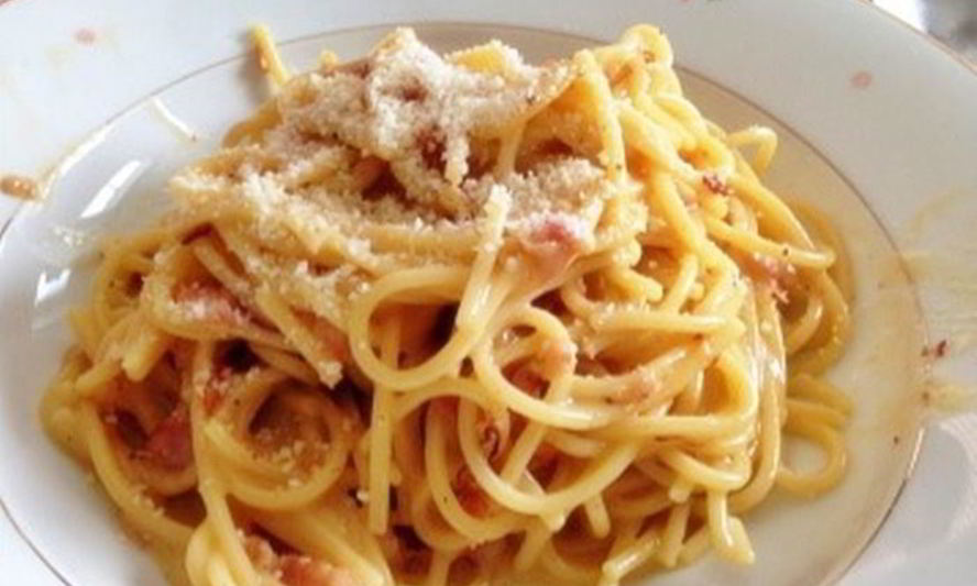 Рецепт спагетти с жареным беконом и сырно-яичным соусом