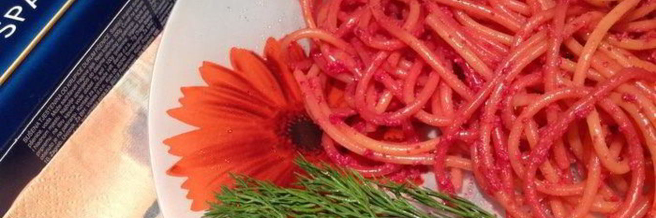 Спагетти со свекольным соусом