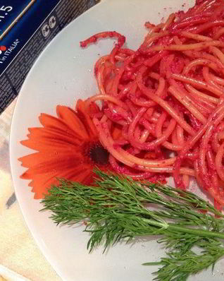 Спагетти со свекольным соусом