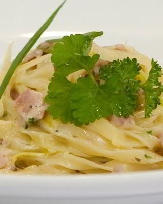 Тальятелле Barilla с вареной ветчиной и луком-пореем