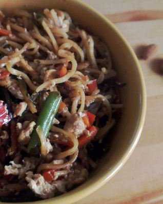 Жареная лапша с тофу и овощами в соусе терияки