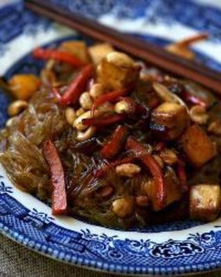 Жаренная лапша с тофу и овощами