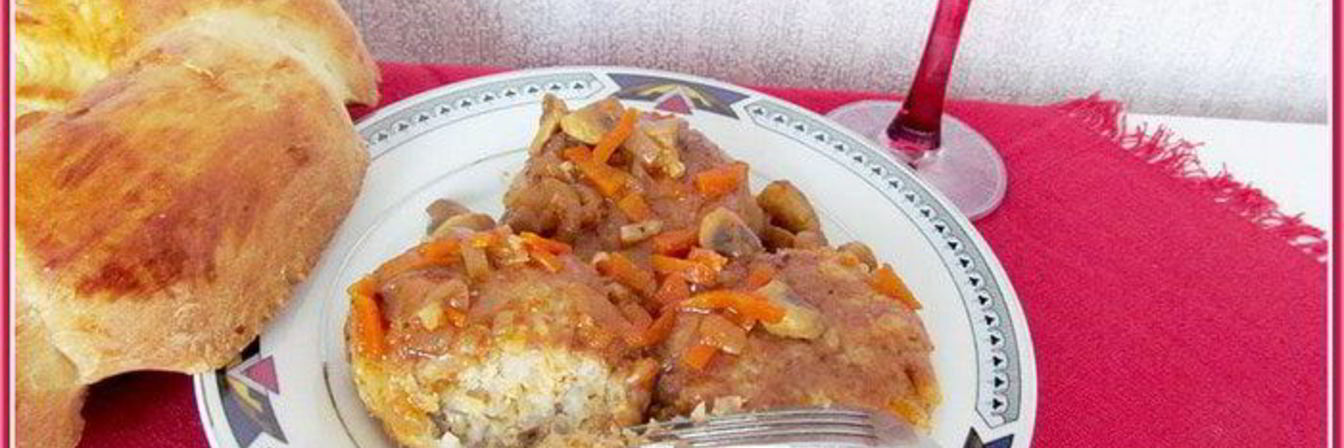 Биточки с грибным соусом