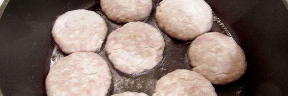 биточки с грибным соусом