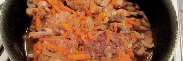 биточки с грибным соусом